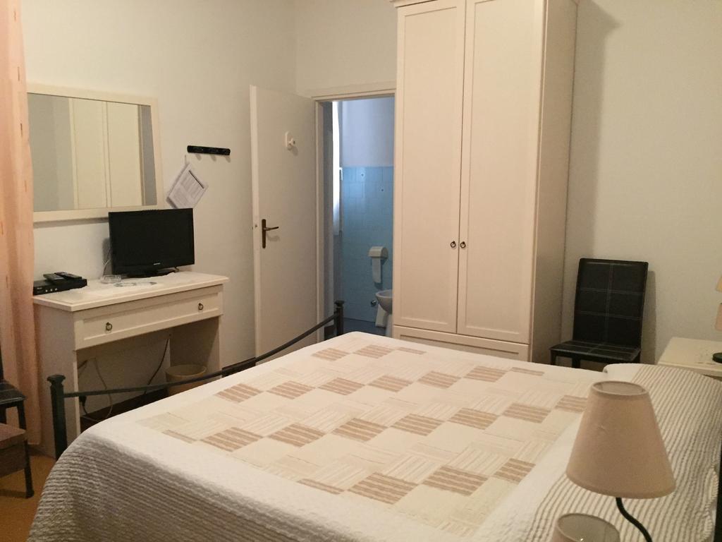 Hotel Plinio Лено Номер фото